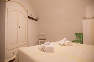A bed or beds in a room at Casa nel Borgo Antico