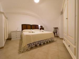 A bed or beds in a room at Casa nel Borgo Antico