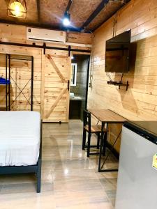 TV a/nebo společenská místnost v ubytování The Loft Resort Kabin Buri