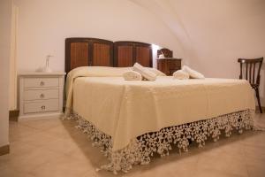 A bed or beds in a room at Casa nel Borgo Antico