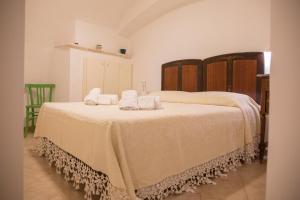 A bed or beds in a room at Casa nel Borgo Antico