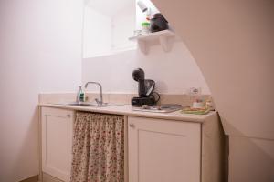 A kitchen or kitchenette at Casa nel Borgo Antico