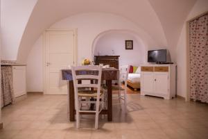 A television and/or entertainment centre at Casa nel Borgo Antico