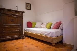 A bed or beds in a room at Casa nel Borgo Antico