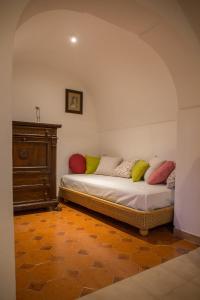A bed or beds in a room at Casa nel Borgo Antico