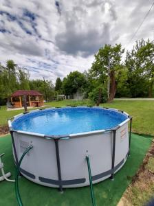 Bazén v ubytovaní Fónagy Apartmanok alebo v jeho blízkosti