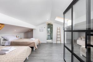 a room with two beds and a glass wall at Apartment Daisy in Vantačići
