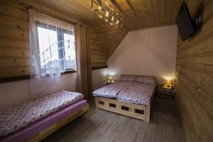 Apartamenty na Wierchu tesisinde bir odada yatak veya yataklar