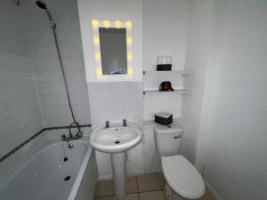 Kupaonica u objektu Impeccable 2-Bed Apartment in Grays London