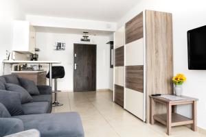 una sala de estar con un sofá y una mesa en Olympic Park, en Kołobrzeg 22 fotos más