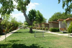 un parco con un pallone da calcio nell'erba di KİRAZ BEACH OTEL a Erdek