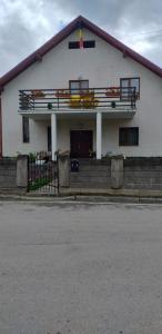 um edifício branco com uma varanda ao lado em Vila Felicia em Borşa