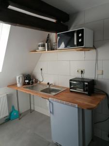 Ett kök eller pentry på Kunstgasse 4+5