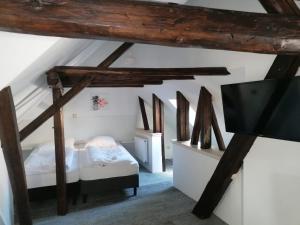 a attic room with two beds and wooden beams at Kunstgasse 4+5 in Altenburg