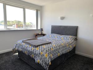 Säng eller sängar i ett rum på Beach Front Apartment with Free Parking, St Annes