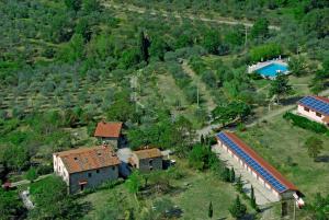 una vista aérea de una casa y una piscina en Agriturismo Botro en Pulicciano