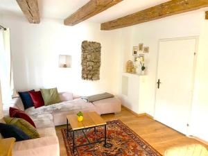 ein Wohnzimmer mit einem Sofa und einem Tisch in der Unterkunft Winzerhaus Rossatz in Rossatz