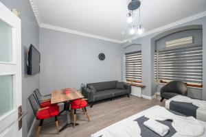 1 dormitorio con cama, mesa y sofá en Taksim Trend Residence, en Estambul