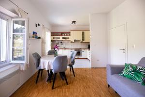 eine Küche und ein Esszimmer mit einem Tisch und Stühlen in der Unterkunft Ponte Apartment in Orasac