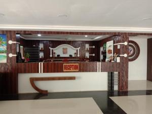 De lobby of receptie bij Hotel Geetanjali Buddha Resort By WB Inn