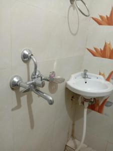 Bathroom sa Hotel Geetanjali Buddha Resort By WB Inn