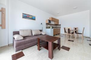 Kuchyňa alebo kuchynka v ubytovaní Hérics Apartman