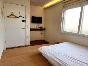 Postel nebo postele na pokoji v ubytování Huayuanhouse HQ in hongdae