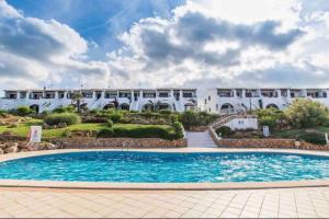 Lovely hideaway with pool and white sand beach内部或周边的泳池