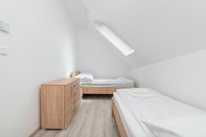 Posteľ alebo postele v izbe v ubytovaní Hérics Apartman