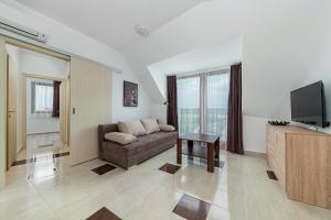Televízia a/alebo spoločenská miestnosť v ubytovaní Hérics Apartman