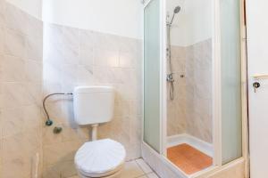 Koupelna v ubytování Mare-More studio w balcony and beach front and view + 13 fotografií