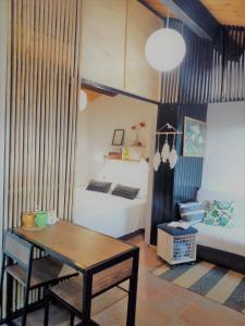 Serra San QuiricoにあるAgriturismo Becerca Veganのベッド1台、テーブル、テーブル・シドックスシドックスが備わる客室です。