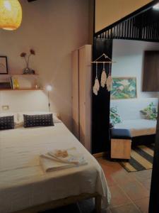 sypialnia z 2 łóżkami i ręcznikami w obiekcie Agriturismo Becerca Vegan w mieście Serra San Quirico