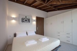 Ένα ή περισσότερα κρεβάτια σε δωμάτιο στο Spacious House with extraordinary view in Corfu