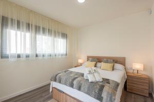 A bed or beds in a room at Modern apartment next to train/bus station