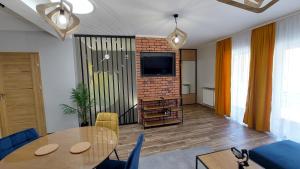 TV a/nebo společenská místnost v ubytování Apartament Wilczy Potok 400m od wyciągu Beskid Sport Arena - Dream Apart