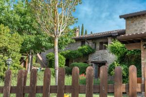a wooden fence in front of a house at Le Terre Di Isa in Magione