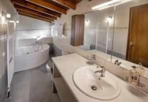 A bathroom at Spacious House with extraordinary view in Corfu Még 30 kép