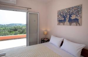 Ένα ή περισσότερα κρεβάτια σε δωμάτιο στο Spacious House with extraordinary view in Corfu