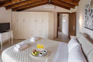 Ένα ή περισσότερα κρεβάτια σε δωμάτιο στο Spacious House with extraordinary view in Corfu