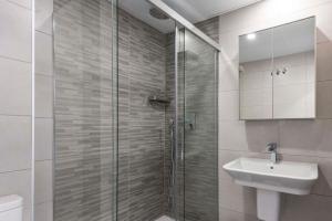 A bathroom at Modern apartment next to train/bus station