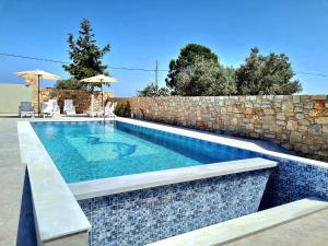 The swimming pool at or close to Traounou Serenity Villa