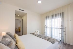 A bed or beds in a room at Modern apartment next to train/bus station