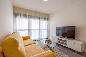 A television and/or entertainment centre at Modern apartment next to train/bus station