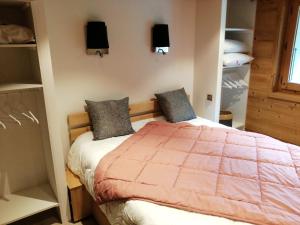 um quarto com uma cama com duas almofadas em Chalet Cathy et Michel em Seytroux
