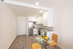 A kitchen or kitchenette at Modern apartment next to train/bus station