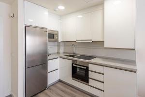 A kitchen or kitchenette at Modern apartment next to train/bus station