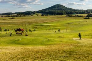einen Golfplatz mit einem Pavillon auf einem grünen Feld in der Unterkunft Golf Resort Česká Lípa in Nový Bor