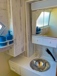 uma casa de banho com um lavatório e um espelho em Stay in a Yacht - Algarve em Albufeira