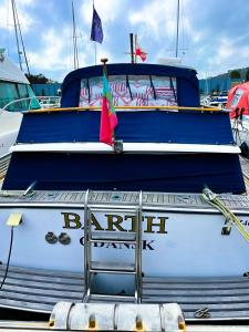 un barco azul está atracado en un muelle en Stay in a Yacht - Algarve en Albufeira